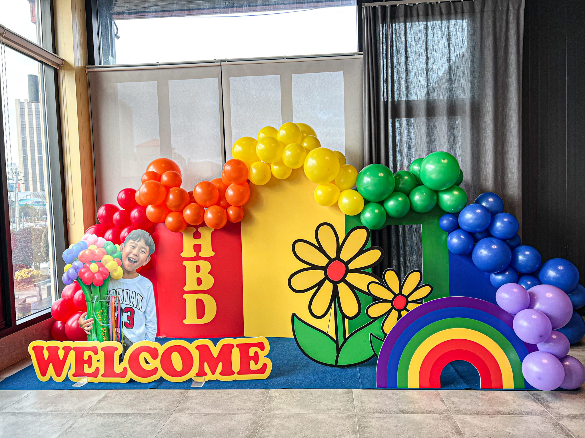 레인보우 테마 8번째 생일 파티 풍선 장식